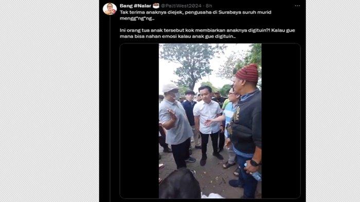 seorang pria berkaos putih memaksa seorang siswa untuk sujud dan menggonggong.