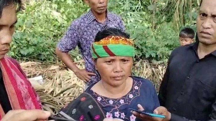 Yuliana Derma Padang, ibu RSS, saat diwawancarai di Desa Negara Beringin, Kecamatan STM Hilir, Kabupaten Deli Serdang pada Jumat (27/9/2024). Yuli mengungkap kematian anaknya usai diduga dihukum guru.