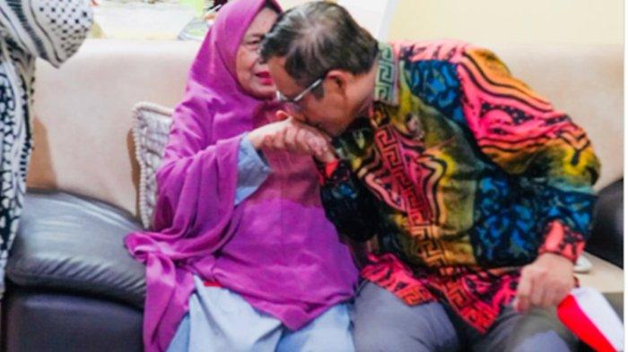 Mahfud MD dan ibunya. Ibu Mahfud MD bernama Siti Khadijah dikabarkan meninggal dunia pada hari ini, Jumat (17/1/2025)