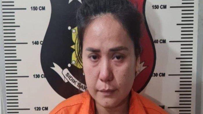 PENGANIAYAAN - JBD, pelaku penganiayaan anak kandungnya saat berada di Polsek Bengkong, Batam .