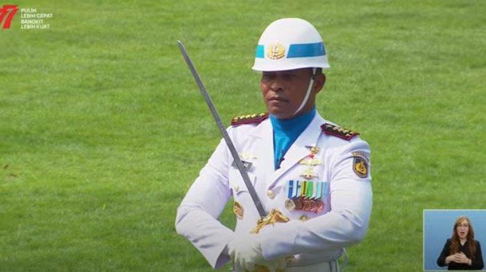 sosok Kolonel Laut (P) Andike Sry Mutia yang menjadi komandan upacara HUT RI Ke-77