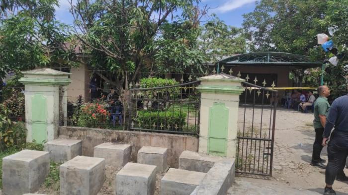 ISTRI DIBUNUH SUAMI - Suasana rumah prajurit TNI berinisial Serma TDA diduga membunuh istrinya berinisial AGY di Jalan Pasar Besar, Desa Sei Semayang, Sunggal, Deli Serdang, Rabu (23/7/2025). Sejumlah prajurit TNI berkumpul di lokasi.