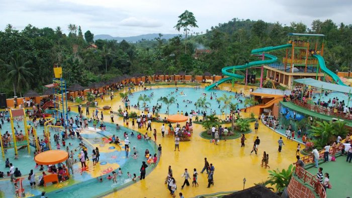 Suasana ramai di Taman Wisata dan Taman Satwa Lembah Hijau Lampung.