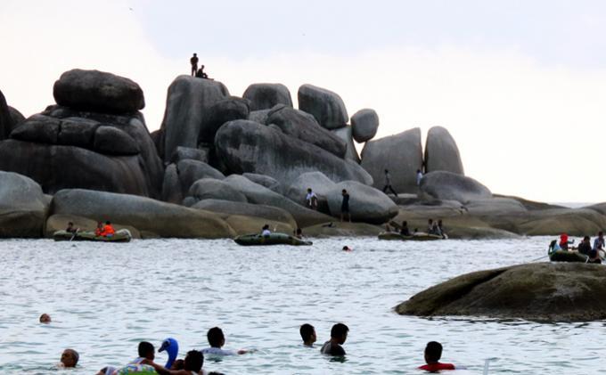 Susunan batu granit di Pantai Tanjung Tinggi, Kecamatan Sijuk, Kabupaten Belitung.