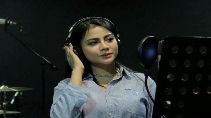 Tisya Erni adalah model seksi yang pada tahun 2020 lalu terjun ke dunia musik