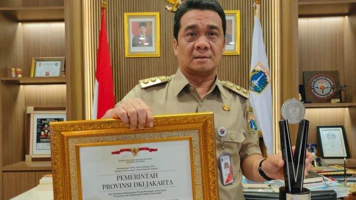 Wakil Gubernur DKI Jakarta Ahmad Riza Patria pamer penghargaan dari Komisi Pengawas Persaingan Usaha atau KPPU Award 2021