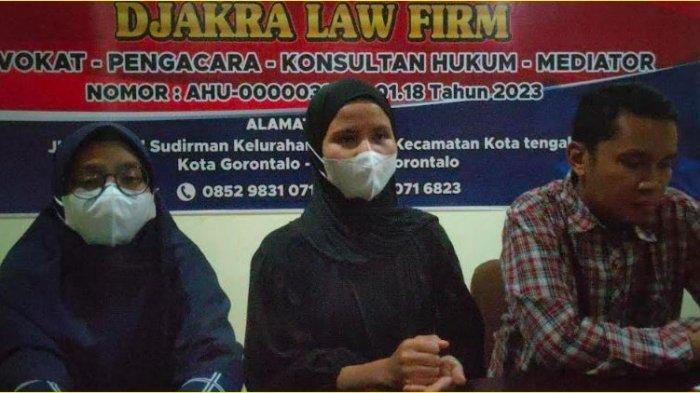 wanita bernama Sinar Dahlia (22) yang merupakan mahasiswi Universitas Negeri Gorontalo (UNG) diteror mantan kekasihnya, dikirimi 400 paket COD