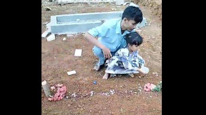 Ardiansyah Apandi (30) bersama anak pertamanya berziarah ke makam Mamay Maida (27), di TPU Cipeureu , Desa Buanamekar, Kecamatan Cibugel, Kabupaten Sumedang, Senin (2/10/2023). Ardiansyah mengungkap momen terakhir dipeluk istri sebelum meninggal dunia saat melahirkan