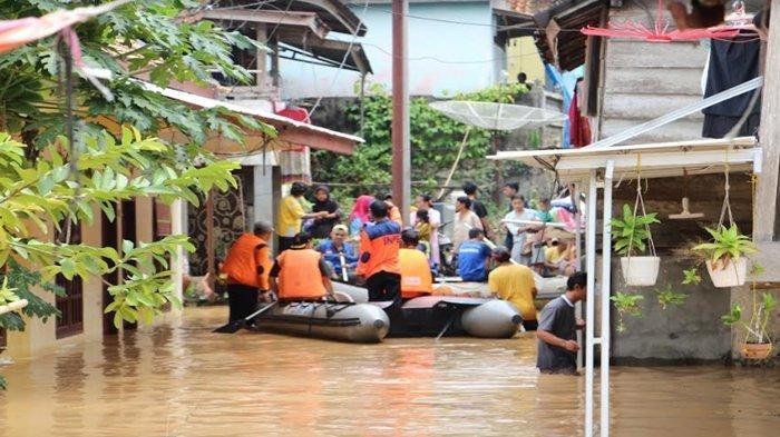 Banjir di OKU Selatan -- BPBD OKU mengimbau warga untuk waspada potensi banjir dan tanah longsor akibat cuaca ekstrem di OKU beberapa hari ke depan, Senin (4/11/2024).