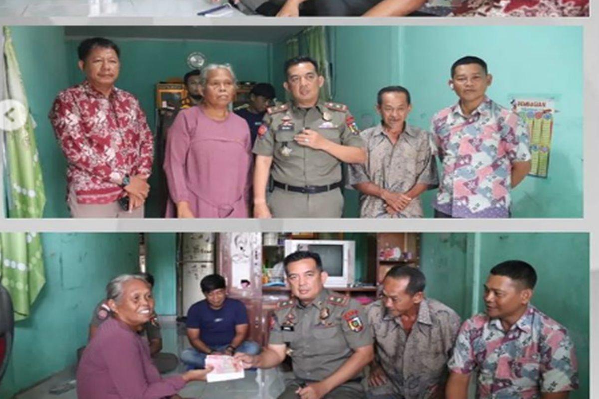 Kepala Satpol PP Pekanbaru, Zulfahmi Adrian datang menemui nenek Mardiana di rumahnya, di Perumahan Trans Jasa Industri Jalan Cipta Karya, Pekanbaru.