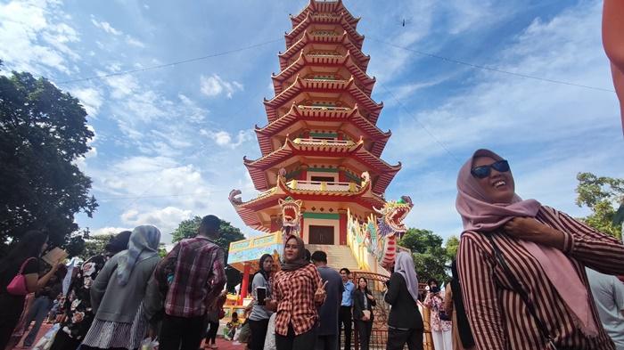 Suasana di Pulau Kemaro, Kamis (22/2/2024) yang dipadati wisatawan di puncak peringatan Cap Go Meh.