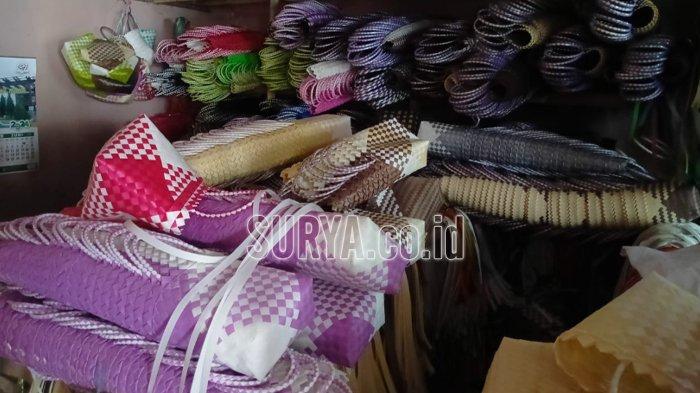 TAS ANYAMAN PLASTIK - Setiawati Ningsih (61) saat menunjukkan hasil karya tas anyaman plastik yang sudah ia produksi sejak tiga dekade terakhir di Dusun Selorejo, Desa Selorejo, Kecamatan Mojowarno, Kabupaten Jombang, Jawa Timur pada Sabtu (12/7/2025). Berawal dari karyawan pabrik hingga berani membuka usaha sendiri.