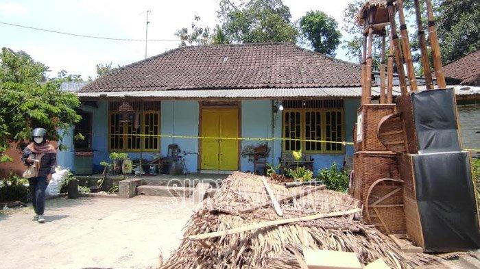 Rumah korban di Dusun Talok, Desa Pojok, Kecamatan Garum, Kabupaten Blitar dipasang garis polisi, Senin (6/11/2023).