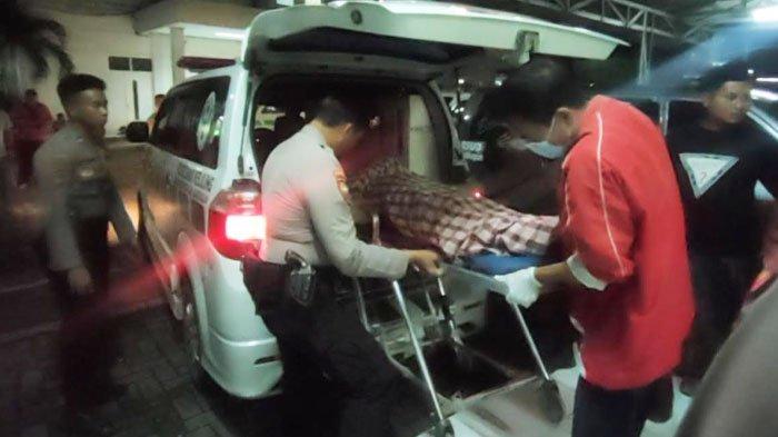 Sejumlah personil Satuan Samapta Polres Bangkalan mengamankan Kamar Pemulasaran Jenazah RSUD Syamrabu di saat petugas medis melakukan otopsi terhadap 4 jenazah korban carok di Desa Bumianyar, Kecamatan Tanjung Bumi, Sabtu (13/1/2024) dini hari