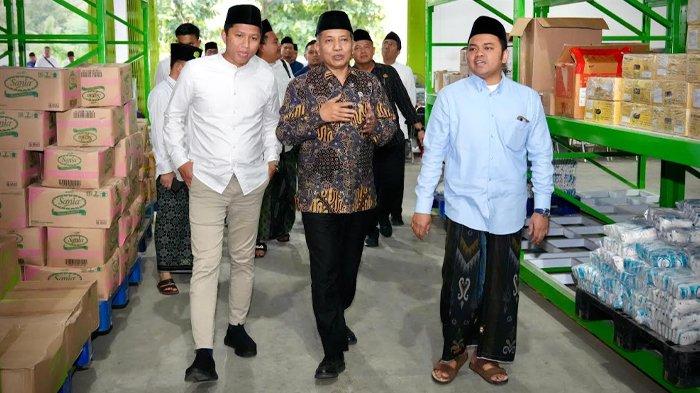 KUNJUNGAN - Wakil Menteri Koperasi (Wamenkop) Ferry Juliantono menghadiri acara Silaturahmi dengan Pimpinan Pondok Pesantren Sunan Drajat Abdul Ghofur beserta Kunjungan ke Unit-unit Usaha Pondok Pesantren. Lamongan, Jumat (7/3/2025).