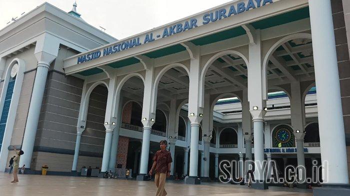NGABUBURIT DI MASJID AL AKBAR - Masjid Al Akbar Surabaya menyiapkan sejumlah fasilitas untuk pengunjung ketika mengisi ngabuburit. Di antaranya, Taman Lampion, ngaji bersama Hafidz, hingga kegiatan donor darah.
