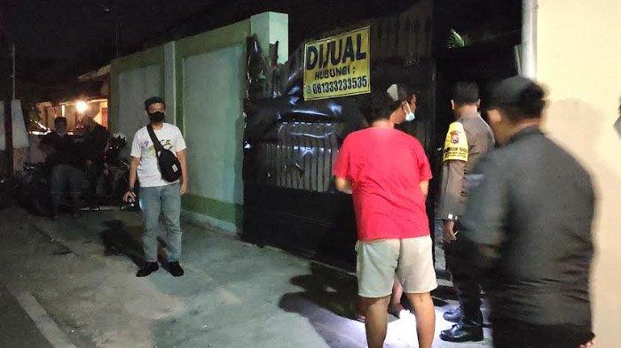Rumah yang menjadi lokasi penemuan dua jasad membusuk di Jalan Sulawesi, Kota Blitar, Senin (1/1/2024).