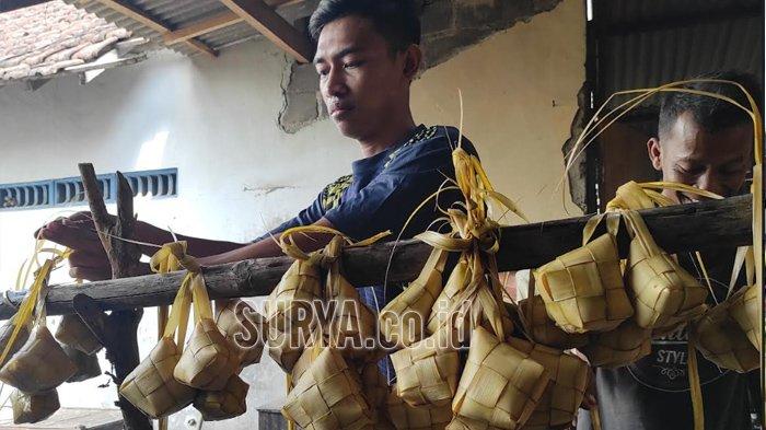 Suyono bersama anak dan keponakannya sedang memproduksi ketupat di rumahnya, Kelurahan Tanjungsari, Kecamatan Sukorejo, Kota Blitar, Selasa (16/4/2024).