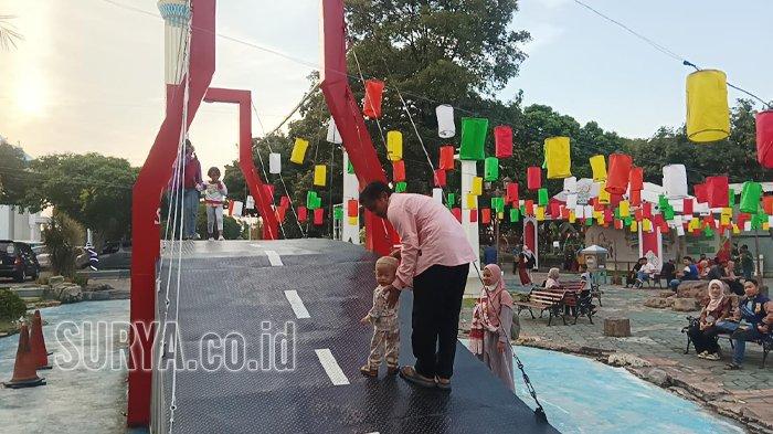 NGABUBURIT DI MASJID AL AKBAR - Masjid Al Akbar Surabaya menyiapkan sejumlah fasilitas untuk pengunjung ketika mengisi ngabuburit. Di antaranya, Taman Lampion, ngaji bersama Hafidz, hingga kegiatan donor darah.