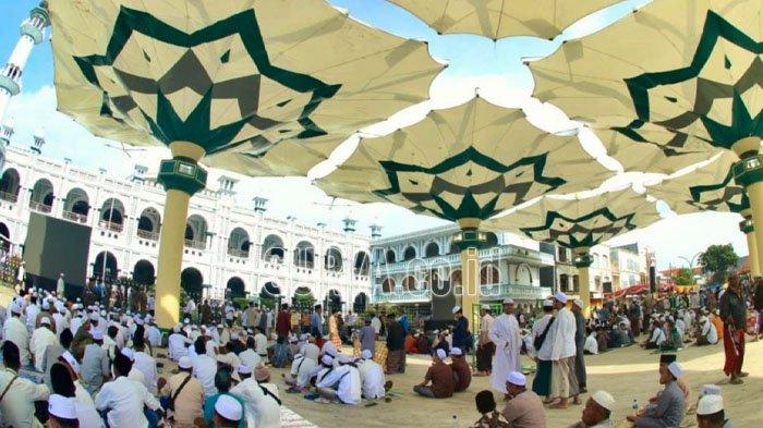 Masyarakat Kota Pasuruan saat menikmati layanan wifi gratis di perkantoran Pemkot Pasuruan dan di Alun-alun Kota Pasuruan.