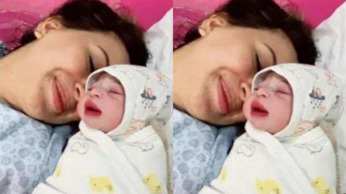 Bayi terlahir bak langsung pakai make up wajah saking cantiknya.