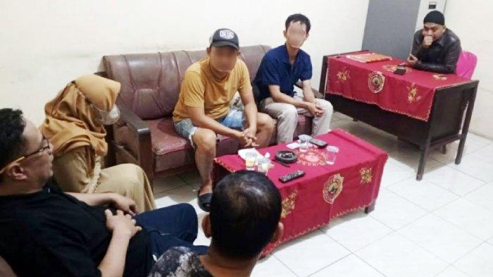 Proses mediasi dugaan perselingkuhan yang melibatkan oknum ASN perempuan Pemkab Mojokerto di Balai Desa Sambiroto, Kecamatan Sooko.
