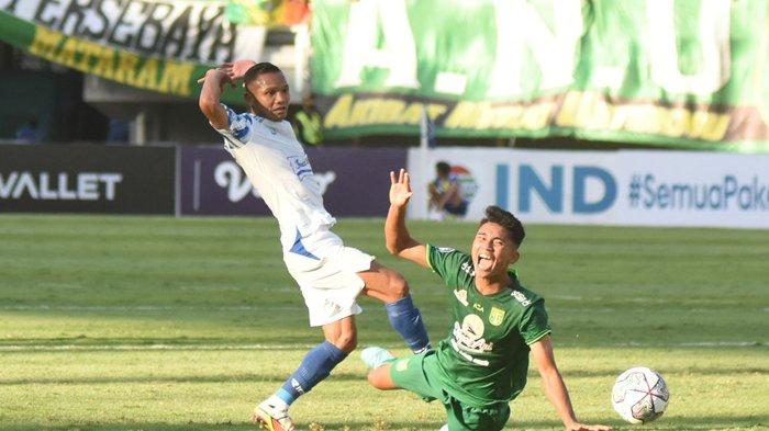 Foto Persebaya, Acungan jempol layak diberikan kepada Marselino Ferdinan (kanan) saat Persebaya Surabaya melibas PSIS Semarang 1-0 pada Liga 1 2022-2023. Gelandang berusia 17 tahun itu menjadi penentu kemenangan Bajul Ijo