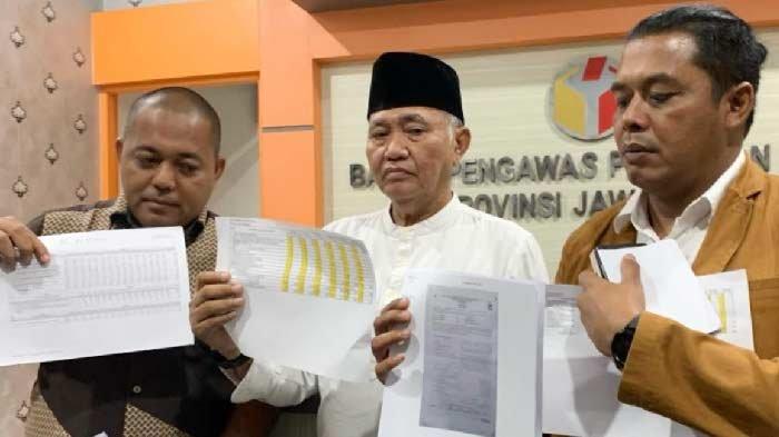 Calon Anggota DPD Dapil Jawa Timur Agus Rahardjo bersama timnya saat menunjukkan salah bukti saat melaporkan dugaan suara hilang ke Bawaslu Jatim pada Selasa (27/2/2024).