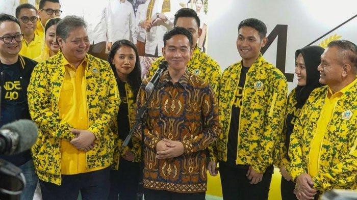 Ketua Umum Partai Golkar Airlangga Hartarto bersama Gibran Rakabuming Raka.
