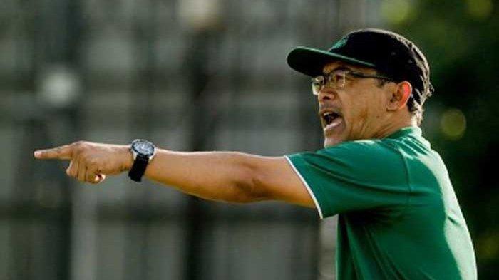 Aji Santoso saat jadi pelatih Persebaya Surabaya. Pelatih asal Malang itu dikaitkan jadi pelatih Singo Edan di Liga 1 musim 2024/2025.