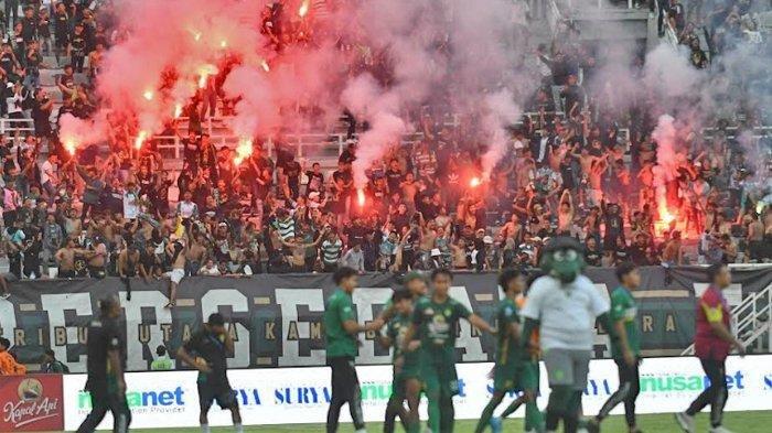 Aksi Bonek pada laga Persebaya Surabaya melawan Persik Kediri yang berlangsung di Gelora Bung Tomo (GBT) Surabaya, Minggu (28/4/2024). Matchday ke-34 ini merupakan laga terakhir Persebaya dan menutup Liga 1 musim 2023/ 2024 dengan kemenangan 2-1 lawan Persik Kediri.