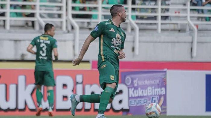 Aksi Dusan Stevanovic di laga Persebaya Surabaya vs Barito Putera di Stadion Gelora Bung Tomo, Surabaya, Sabtu (8/7)