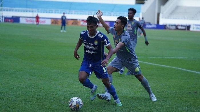 Aksi Robi Darwis di laga Persib vs Persebaya Surabaya