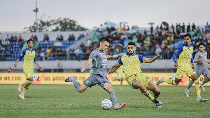 Gelandang Persebaya, Sho Yamamoto berduel dengan pemain Barito Putera di Stadion Demang Lehman, Kamis (9/11/2023) sore tadi.