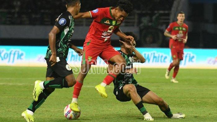 Alfan Suaib, pemain muda Persebaya berduel dengan pemain PSS Sleman di Stadion GBT, Minggu (11/8/2024) malam. Laga berakhir 1-0 untuk Persebaya.