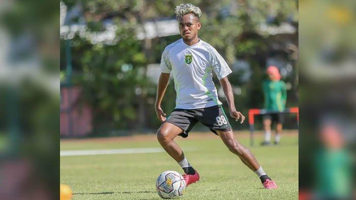 Alwi Slamat saat menjalani latihan bersama Persebaya jelang hadapi Rans Nusantara FC, Sabtu (22/7/2023) sore.