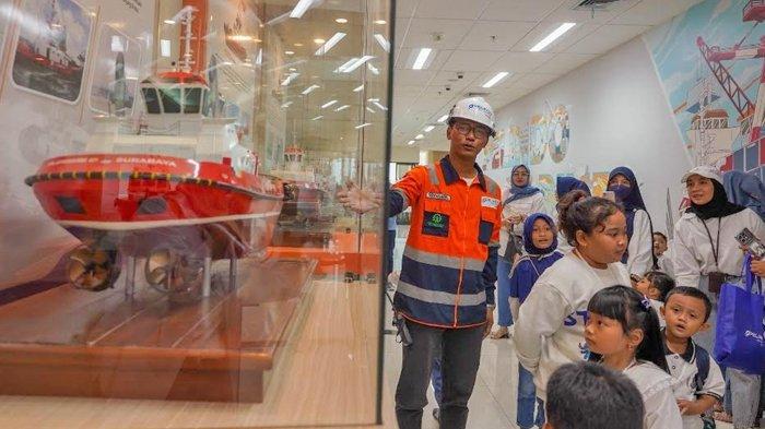 Anak-anak karyawan Pelindo Marines saat mengikuti kegiatan Mariners’ Kids on Board sebagai bagian dari upaya untuk memperkenalkan dunia maritim kepada generasi muda, di Surabaya North Quay, Pelabuhan Tanjung Perak, Museum Sejarah Maritim TNI AL Jalesveva Jayamahe, serta Kantor Pelindo Marine.