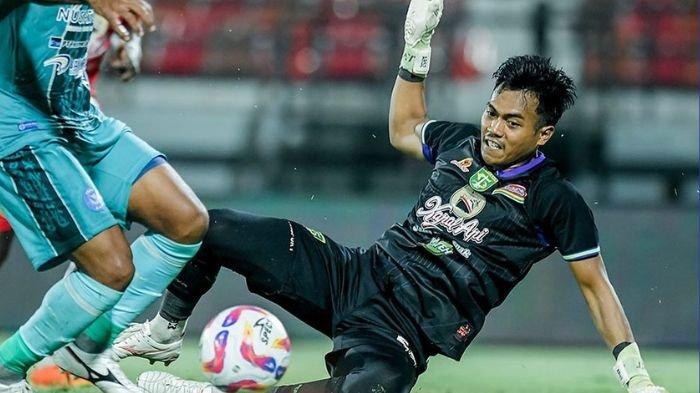 Andhika Ramadhani saat mengawal jala Persebaya Surabaya di laga melawan PSBS Biak
