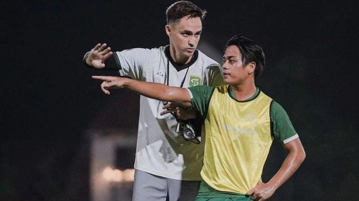 Andre Oktaviansyah mendapatkan instruksi dari Pelatih Persebaya Surabaya Paul Munster