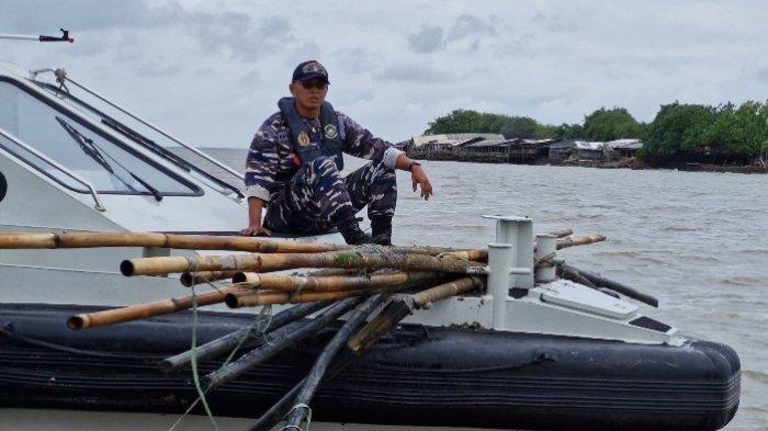 PEMBONGKARAN PAGAR LAUT - Penampakan bambu yang sebelumntya tertancap di laut dan disebut pagar laut di atas kapal TNI AL di Pantai Tanjung Pasir, Teluknaga, Kabupaten Tangerang, Banten, Rabu (22/1/2025).