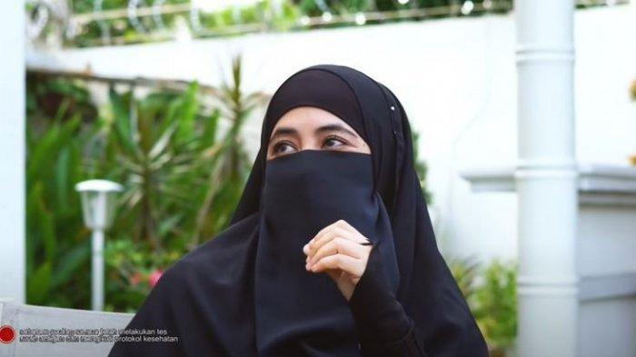 Umi Pipik. Umi Pipik berikan hadiah sandal Louis Vuitton kepada Egy Maulana Vikri. Benarkah LV pro Israel?