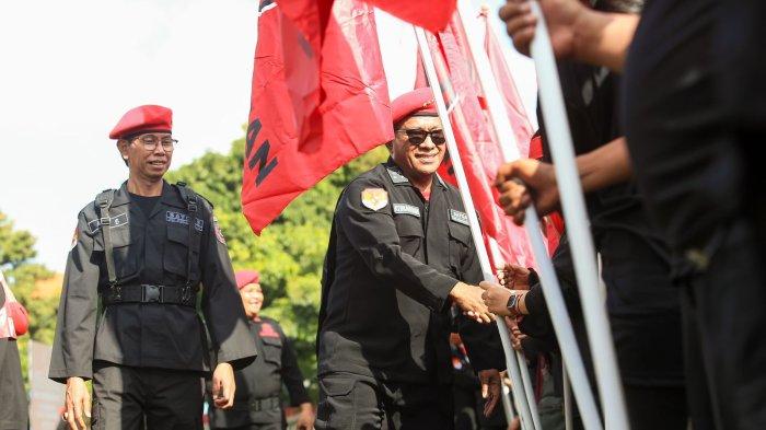 Komarudin Watubun, Ketua DPP PDI Perjuangan Bidang Kehormatan, saat memberikan pengarahan dalam apel Satgas PDIP Surabaya-Sidoarjo di Tugu Pahlawan, Sabtu (3/7/2024) pagi. Apel dihadiri sekitar 5.000 personel.