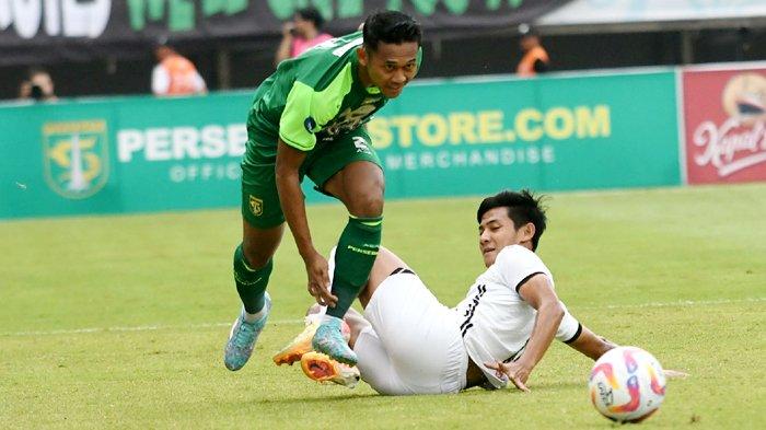 Arief Catur berduel dengan pemain Persija di Stadion Gelora Bung Tomo pada Jumat (22/11/2024) lalu. Laga berakhir 2-1 untuk Persebaya.