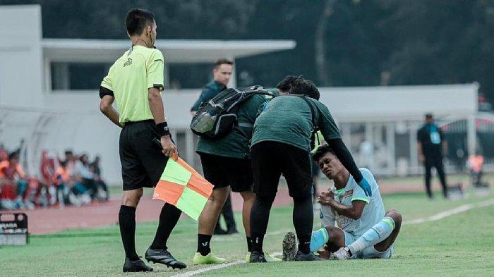 Arief Catur Pamungkas saat mendapat pertolongan dari tim media Persebaya pada laga menghadapi Malut United FC, Jumat (16/8/2024) lalu, di Stadion Madya Gelora Bung Karno, Jakarta.