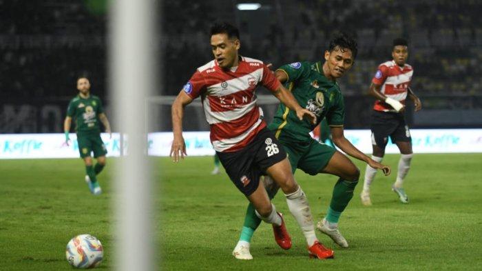 Arief Catur saat mengawal Novan Setya di laga Persebaya Surabaya vs Madura United di Stadion Gelora Bung Tomo, Surabaya.