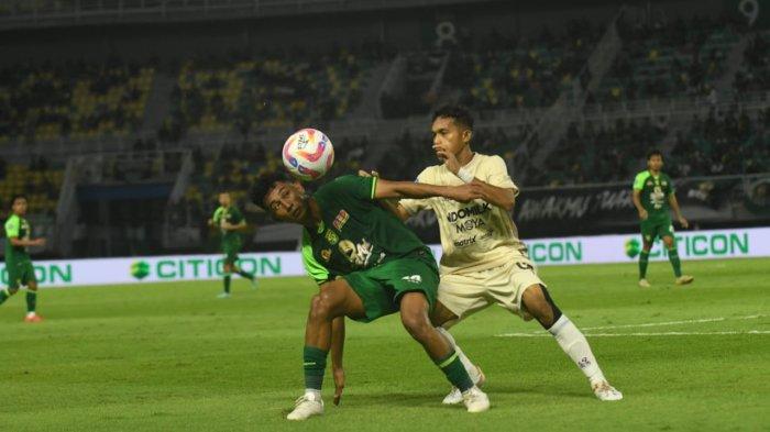 BEREBUT BOLA - Alfan Suaib berebut bola di laga Persebaya vs Persita Tangerang pada lanjutan pekan ke-21 Liga 1 2024/2025 di Stadion Gelora Bung Tomo, Surabaya pada Jumat (31/1) malam.