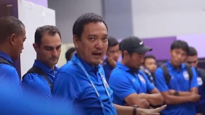 BOS PSIS Semarang, Yoyok Sukawi saat memberikan semangat di locker room pemain Mahesa Jenar