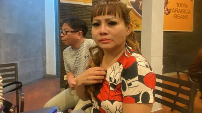 ARMUJI DILAPORKAN POLISI - Pengusaha yang laporkan Armuji, Jan Hwa Diana, Sabtu (12/4/2025). Ia membantah tuduhan Cak Ji yang menyebut menahan ijazah karyawan.