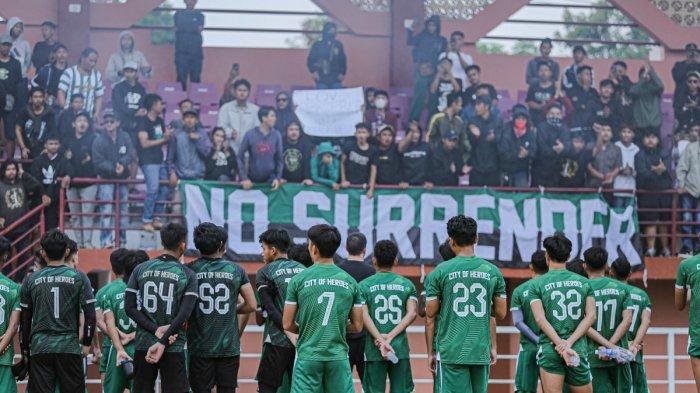Bonek beri bantuan semangat untuk pemain Persebaya Surabaya saat latihan, jelang laga melawan Persija Jakarta.
