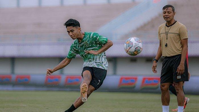 Bejo Sugiantoro (kanan) saat menemani Marselino Ferdinan melakukan latihan di Persebaya Surabaya